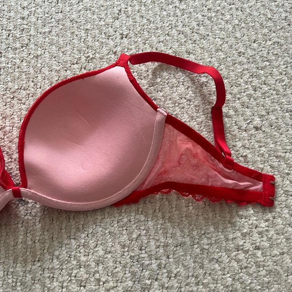 Brand New Victoria’s Secret 32DD Red Push-Up Bra - Picture 3 of 6